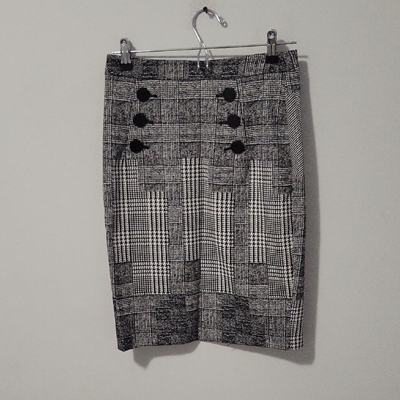 Classic Black and White Plaid Skirt - Picture 1 of 3